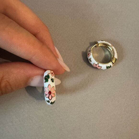 Floral Gold and White Hoop Earrings A1528 - Picture 3 of 4